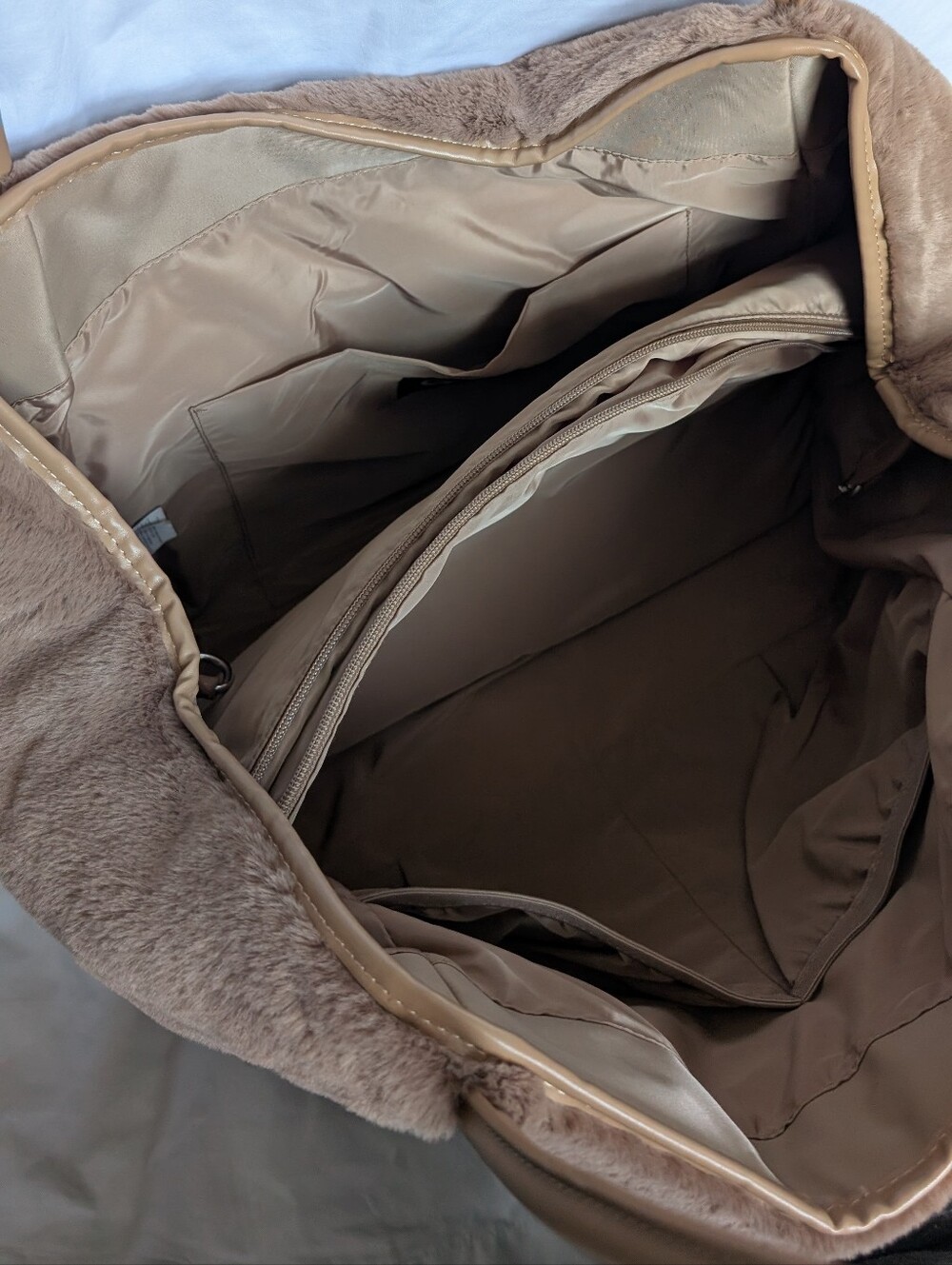 ALO YOGA FAUX FUR TOTE BAG - TOASTED ALMOND - Picture 5 of 6